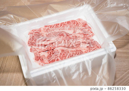 発泡スチロール箱に入った霜降り肉 86258330