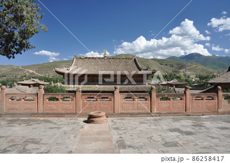 中国　青海省　海東市　チベット仏教寺院　瞿曇寺　龍国殿の前庭から宝光殿を望む 86258417