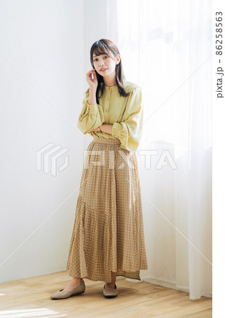 女性　ファッション　全身 86258563