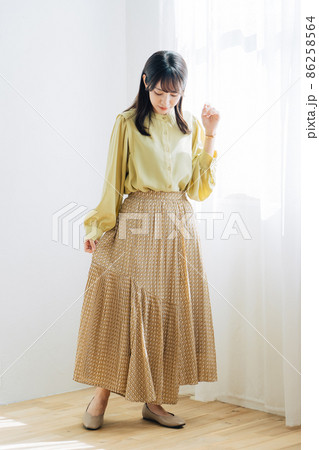 女性　ファッション　全身 86258564