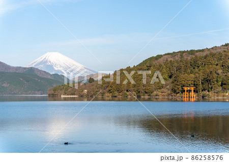 富士山　芦ノ湖　箱根神社 　平和の鳥居 86258576