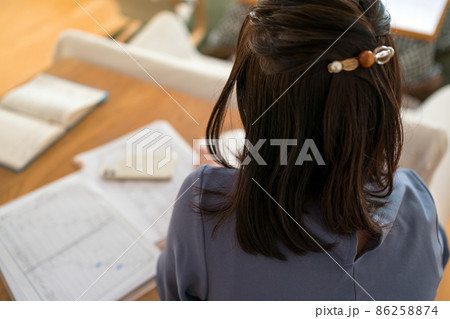 家庭の事を考える主婦 家庭の事を考える主婦 86258874