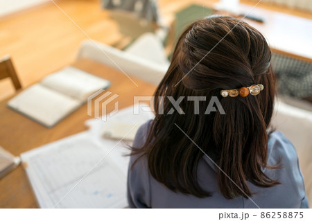 家庭の事を考える主婦 86258875