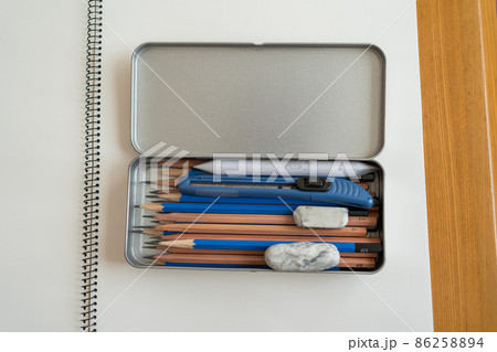 デッサン用鉛筆、擦筆、ねりゴム、カッターナイフが入った筆箱 デッサン用鉛筆、擦筆、ねりゴム、カッターナイフが入った筆箱 86258894