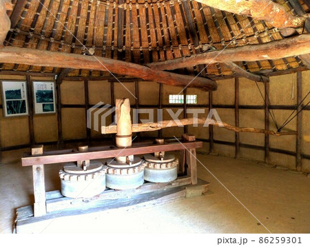 香川県四国村　砂糖しめ小屋の内部 86259301