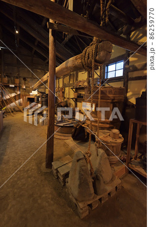 湯浅まちごと醤油博物館　角長職人蔵（和歌山県有田郡湯浅町） 86259770