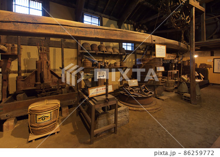 湯浅まちごと醤油博物館　角長職人蔵（和歌山県有田郡湯浅町） 86259772