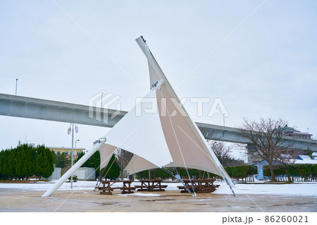 富山県　海王丸パークに設置されているテントとベンチ 86260021