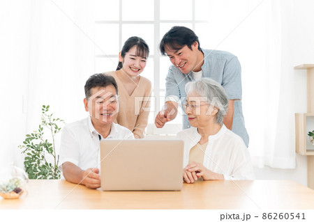 パソコンを使う家族（笑顔） 86260541