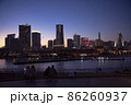 横浜みなとみらいの夜景を見るカップルたち 86260937