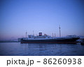 夕暮れの横浜ベイブリッジと氷川丸 86260938