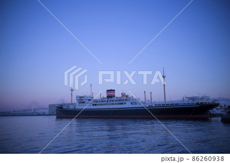 夕暮れの横浜ベイブリッジと氷川丸 86260938