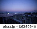 夕暮れの横浜ベイブリッジが見える建物 86260940