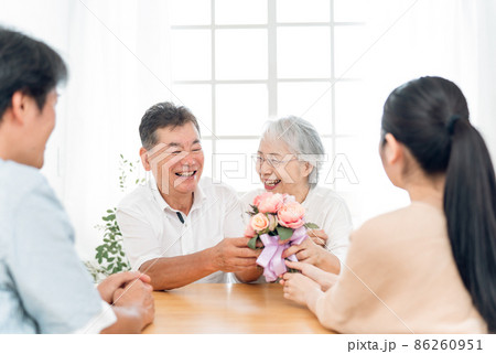花をプレゼントさせる高齢者夫婦 花をプレゼントさせる高齢者夫婦 86260951