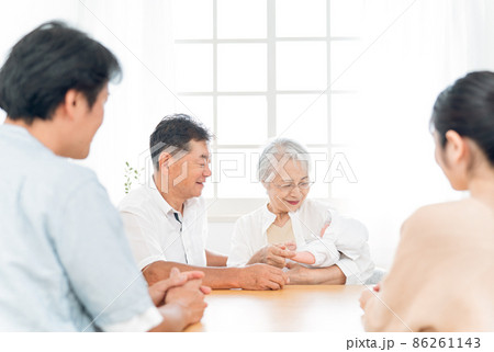 老夫婦と若い夫婦(里帰り) 老夫婦と若い夫婦(里帰り) 86261143