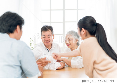 老夫婦と若い夫婦(里帰り) 老夫婦と若い夫婦(里帰り) 86261144
