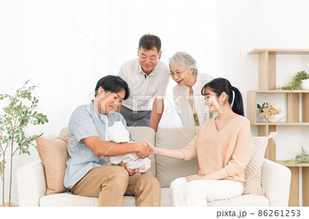 老夫婦と若い夫婦(里帰り出産) 老夫婦と若い夫婦(里帰り出産) 86261253