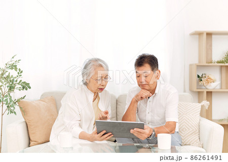 タブレットPCを見る高齢者夫婦（困る） 86261491