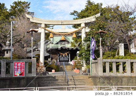 茅ヶ崎市　第六天神社鳥居と社殿と青空 86261854