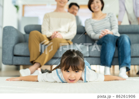 三世代家族　親子三世代　家族団欒 86261906