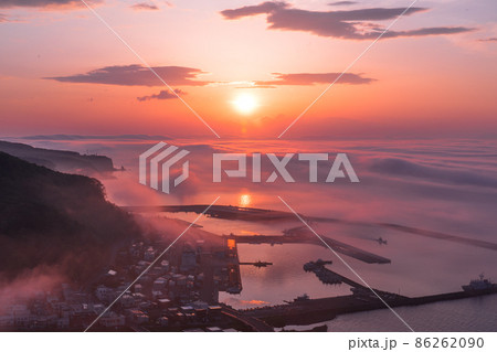 北海道羅臼漁港の夜明け 86262090