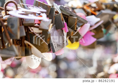 【神奈川県】江の島にある龍恋の鐘のフェンスにかけられた南京錠や絵馬 86262191
