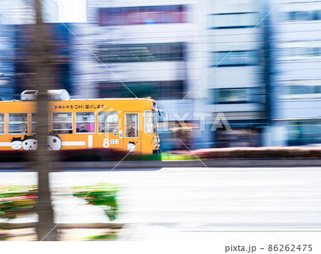 オフィス街を疾走する路面電車 オフィス街を疾走する路面電車 86262475