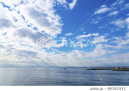 【神奈川県】江ノ島から見える雄大な空と海 【神奈川県】江ノ島から見える雄大な空と海 86262931