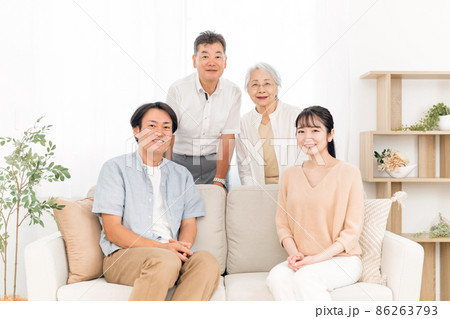 ソファに座る家族(里帰り・カメラ目線) ソファに座る家族(里帰り・カメラ目線) 86263793