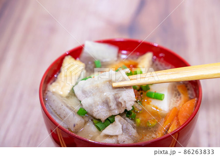 豚汁を食べる 86263833