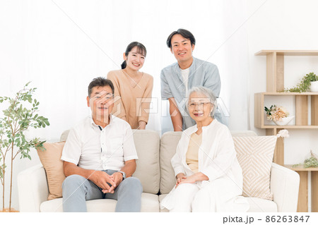 ソファに座る家族（里帰り・カメラ目線） 86263847