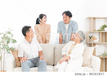 ソファに座る家族(話す) ソファに座る家族(話す) 86263857
