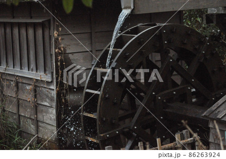 東京都世田谷区瀬田にあるフラワーランドの水車 86263924