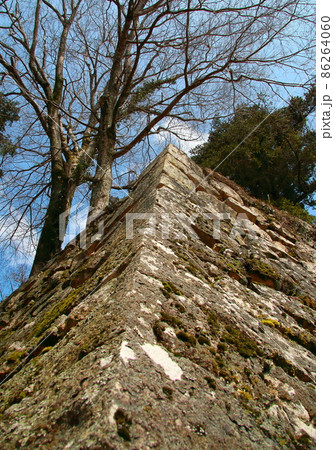 備中松山城の城壁の石組み 86264060
