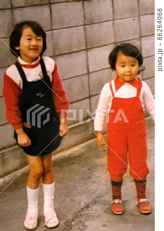 昭和50年代 屋外で遊ぶ仲良し姉妹 86264066