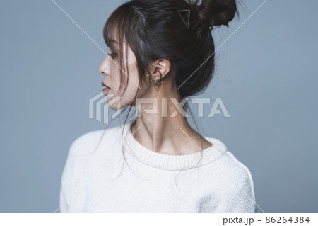 ヘアメイクをした女性 86264384