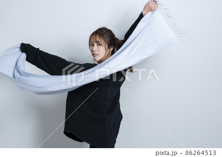 ヘアメイクをした女性 86264513