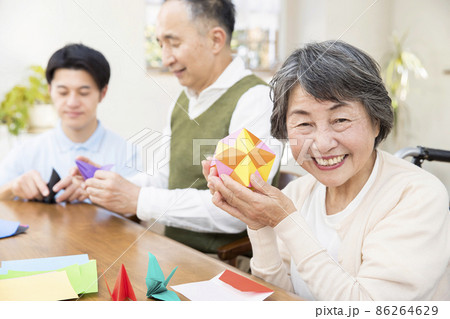 介護施設で折り紙を折るシニア 86264629