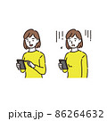スマホを見る女性 86264632