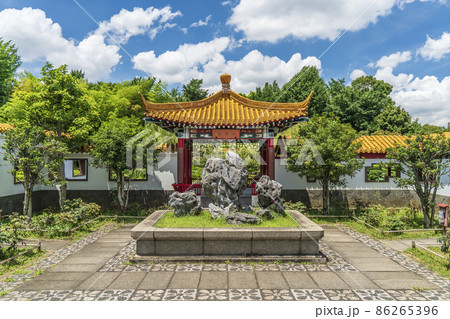 中国庭園「瀋秀園」の太湖石と知春亭【神奈川県・川崎市】 中国庭園「瀋秀園」の太湖石と知春亭【神奈川県・川崎市】 86265396