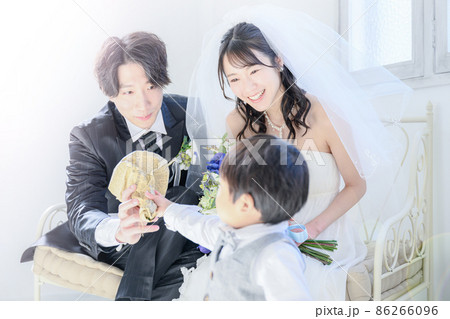 花嫁さんにお花を渡すフラワーガール&リングボーイっぽい子ども 花嫁さんにお花を渡すフラワーガール&リングボーイっぽい子ども 86266096