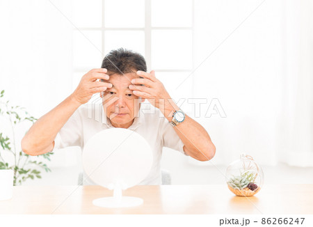 鏡を見る高齢者男性(眉毛) 鏡を見る高齢者男性(眉毛) 86266247
