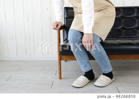 膝をおさえる主婦・立てずにふらつく主婦 膝をおさえる主婦・立てずにふらつく主婦 86266850