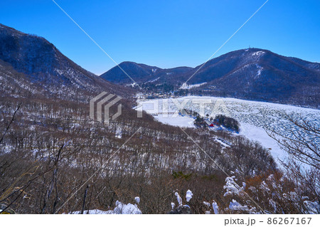 冬の群馬県赤城山 黒檜山の登山口付近から氷結した大沼方面(大沼,地蔵岳,赤城神社など)を見る 冬の群馬県赤城山 黒檜山の登山口付近から氷結した大沼方面(大沼,地蔵岳,赤城神社など)を見る 86267167