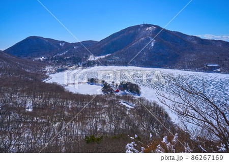 冬の群馬県赤城山 黒檜山の登山口付近から氷結した大沼方面(大沼,地蔵岳,赤城神社など)を見る 冬の群馬県赤城山 黒檜山の登山口付近から氷結した大沼方面(大沼,地蔵岳,赤城神社など)を見る 86267169