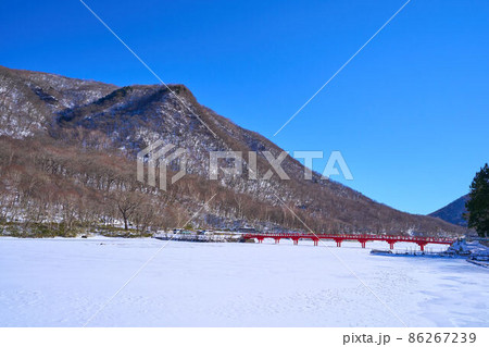 冬の群馬県赤城山 赤城神社付近から南東側(駒ヶ岳,啄木鳥橋,大沼など)を見る 冬の群馬県赤城山 赤城神社付近から南東側(駒ヶ岳,啄木鳥橋,大沼など)を見る 86267239