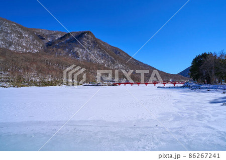 冬の群馬県赤城山 赤城神社付近から南東側(駒ヶ岳,啄木鳥橋,大沼など)を見る 冬の群馬県赤城山 赤城神社付近から南東側(駒ヶ岳,啄木鳥橋,大沼など)を見る 86267241