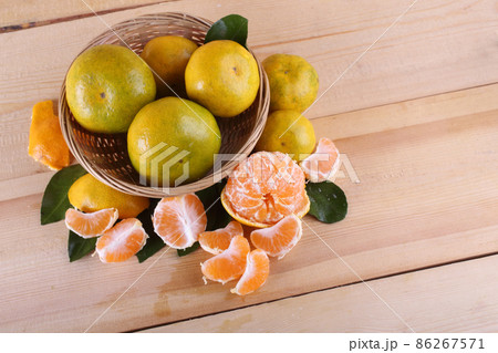 Mandarin oranges on table 86267571