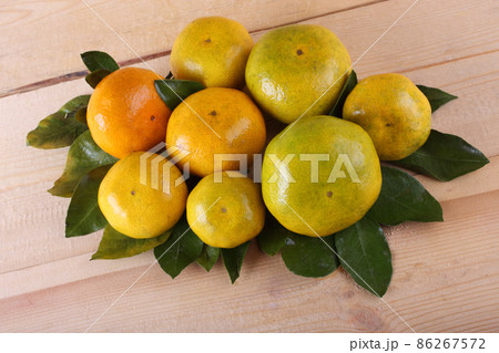 Mandarin oranges on table 86267572