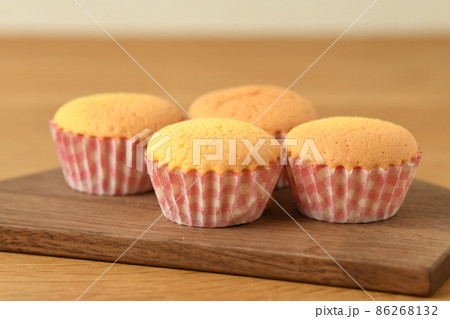 皿に盛られたカップケーキ 皿に盛られたカップケーキ 86268132